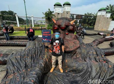 Ada Aksi Monster Gurita Raksasa di Gedung DPR