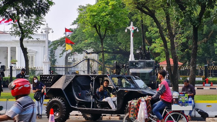 Pameran alutsista TNI di depan Istana Merdeka, Jakarta, ramai didatangi warga, Selasa (5/10/2021).