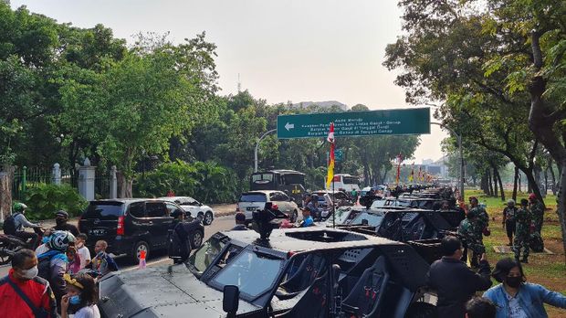 Pameran alutsista TNI di depan Istana Merdeka, Jakarta, ramai didatangi warga, Selasa (5/10/2021).