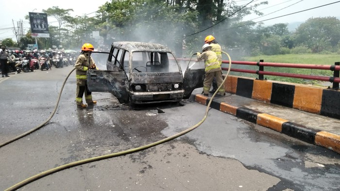 Angkot tiba-tiba terbakar di Jalan Bandung