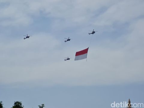 Atraksi pesawat tempur di langit Istana Merdeka
