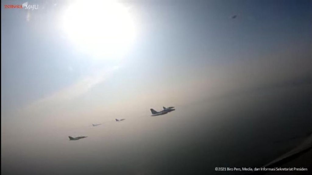 Aksi Pesawat Tempur TNI Atraksi di Langit Istana Merdeka