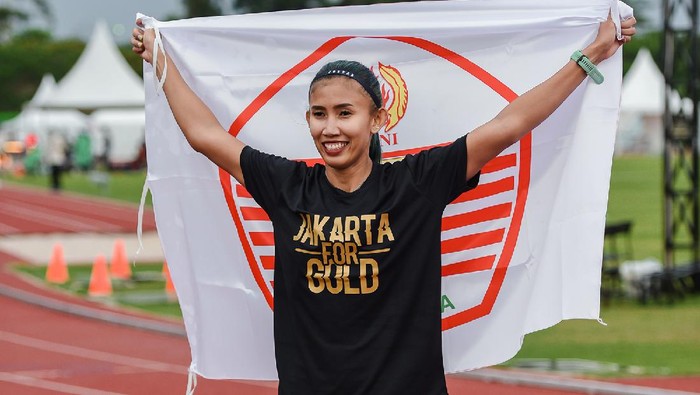 Baru Operasi, Emilia Nova Langsung Sabet Emas PON Papua Pelari gawang DKI Jakarta Emilia Nova (045) melakukan selebrasi seusai finish pertama pada final 100 meter lari gawang PON XX Papua di Stadion Atletik, Mimika Sport Complex, Selasa (5/10/2021). PB PON XX Papua / Rommy Pujianto