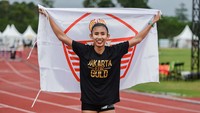 Pelari gawang DKI Jakarta Emilia Nova melakukan selebrasi seusai finish pertama pada final 100 meter lari gawang PON XX Papua di Stadion Atletik, Mimika Sport Complex, Selasa (5/10/2021).  