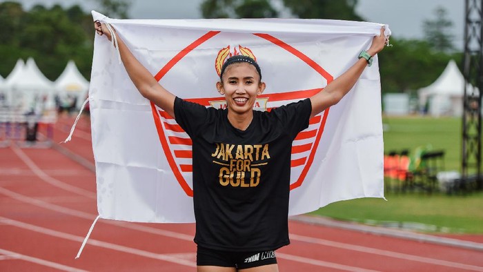 Pelari gawang DKI Jakarta Emilia Nova (045) melakukan selebrasi seusai finish pertama pada final 100 meter lari gawang PON XX Papua di Stadion Atletik, Mimika Sport Complex, Selasa (5/10/2021). PB PON XX Papua / Rommy Pujianto