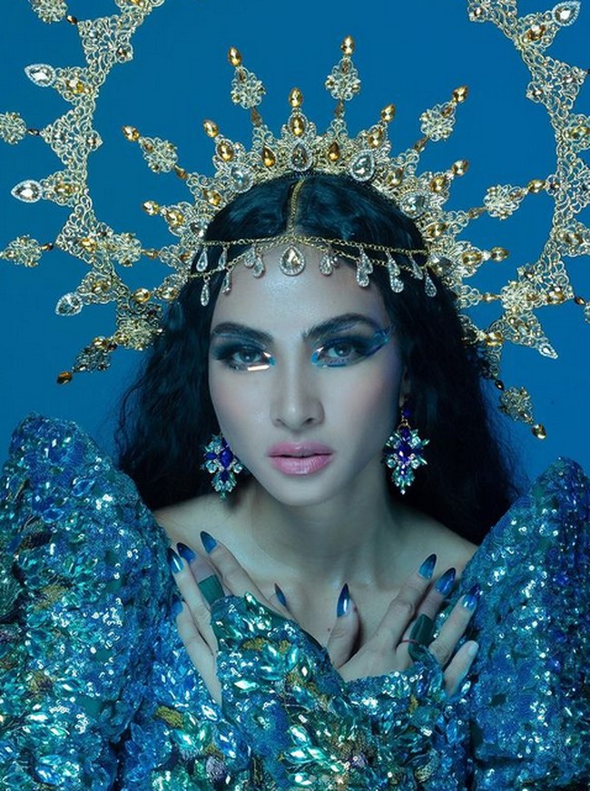 Inilah penampakan Beatrice dengan makeup dan kostum dramatis untuk penampilannya di Miss Universe 2021. Foto: dok. Instagram/@beatriceluigigmz