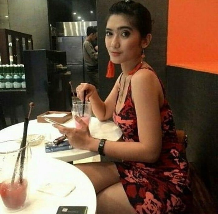 Begini Gaya Menawan Revi Mariska Bintang Kolosal Yang Hobi Makan Steak