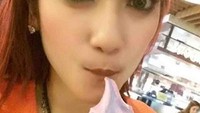 Hobi makan es krim, tampilan Revi Mariska yang satu ini jadi obat rindu para penggemarnya yang kangen ia bermain sinetron di televisi. Foto: Facebook/Site