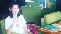 Berkarir sejak tahun 1990an, Revi memang cukup piawai jika difoto dengan berbagai kamera. Seperti posenya yang satu ini contohnya. Foto: Facebook/Site