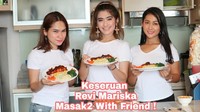 Keseruan Revi Mariska masak-masak dengan kedua temannya, jadi momen yang tak terlupakan. Ada ikan salmon steak dan mashed potato. Foto: Facebook/Site
