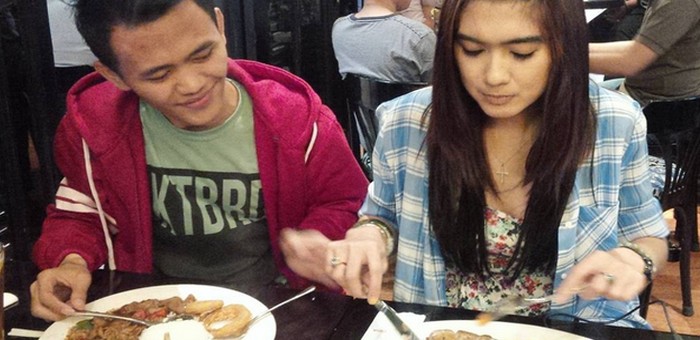 Begini Gaya Menawan Revi Mariska, Bintang Kolosal yang Hobi Makan Steak
