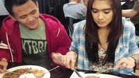 Terakhir ini foto Revi saat makan steak dengan berbagai sajian enak lainnya, di salah satu restoran bersama teman-temannya. Foto: Facebook/Site