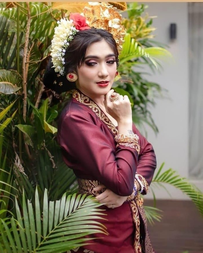 Begini Gaya Menawan Revi Mariska, Bintang Kolosal yang Hobi Makan Steak
