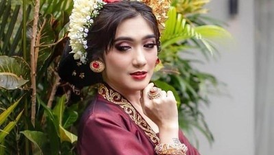 Begini Gaya Menawan Revi Mariska, Bintang Kolosal yang Hobi Makan Steak
