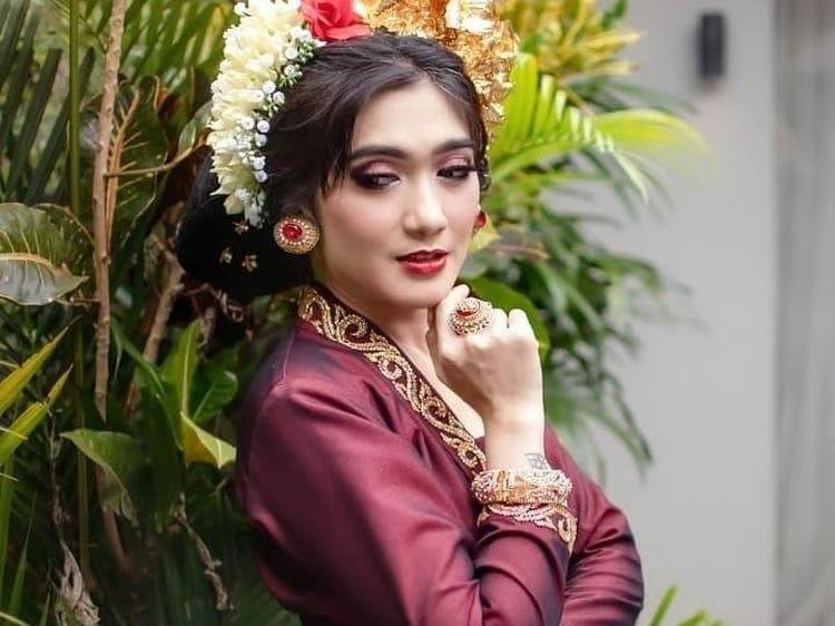 Begini Gaya Menawan Revi Mariska, Bintang Kolosal yang Hobi Makan Steak