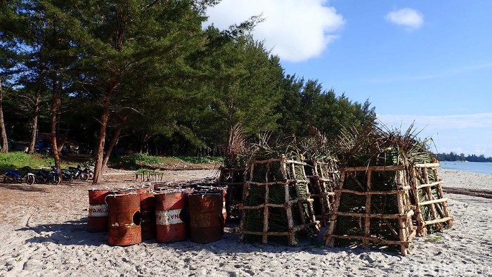 Begini Penampakan Apartemen Ikan di Bangka Belitung Ada hal unik terjadi di perairan Bangka Belitung. Ikan-ikan yang berada di kawasan perairan Desa Rebo, Kecamatan Sungailiat, Bangka, memiliki apartemen-apartemen layaknya manusia.