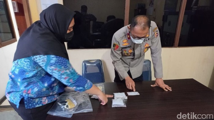 BNNP Riau menangkap 4 orang terkait peredaran narkoba berbentuk prangko. Salah satu di antaranya adalah seorang wanita yang diketahui berstatus PNS. (Raja AS/detikcom)