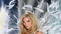 1. Dream Angels Fantasy Bra - 2018Dikenakan oleh : Elsa HoskHarga : US$ 1,000,000 / Rp 14,2 miliar (Kurs Rp 14.227)(vogue.com.au)