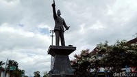 Bunga warna putih, kuning dan ungu bergerombol di ujung tangkai pohon-pohonnya.   