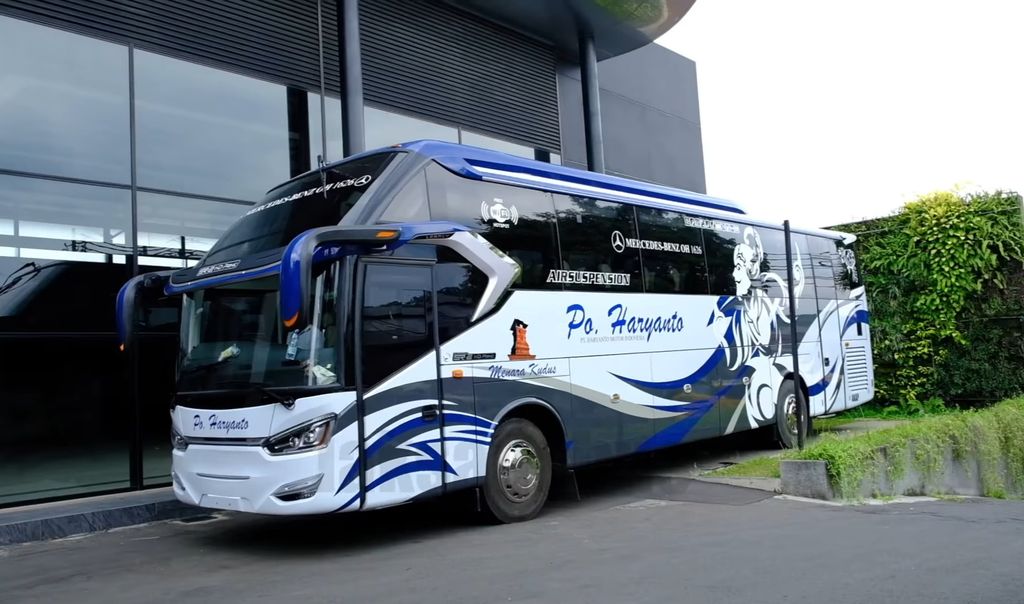 Bus baru PO Haryanto yang menggunakan bodi Laksana Legacy SR2 S-Series