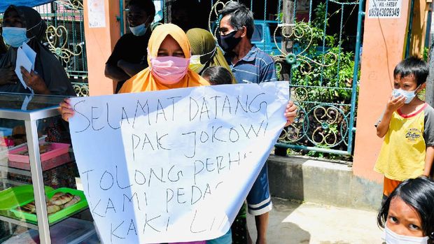 Dalam perjalanan di pagi hari, Senin, 4 Oktober 2021, saat menuju lokasi penanaman jagung yang berada di Kelurahan Klamesen, Kecamatan Mariat, Kabupaten Sorong, ada sebuah spanduk yang dibentangkan oleh seorang warga dan menarik perhatian Presiden Joko Widodo. (Laily Rachev - Biro Pers Sekretariat Presiden)