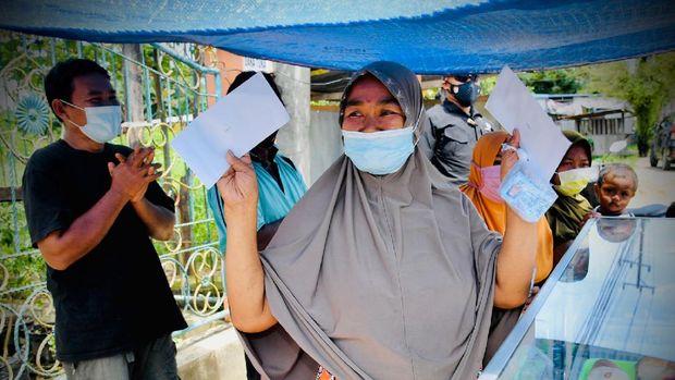 Dalam perjalanan di pagi hari, Senin, 4 Oktober 2021, saat menuju lokasi penanaman jagung yang berada di Kelurahan Klamesen, Kecamatan Mariat, Kabupaten Sorong, ada sebuah spanduk yang dibentangkan oleh seorang warga dan menarik perhatian Presiden Joko Widodo. (Laily Rachev - Biro Pers Sekretariat Presiden)