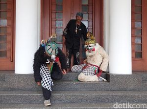 Hanoman Geruduk Kantor Wali Kota Bandung, Ada Apa?