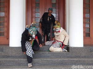 Hanoman Geruduk Kantor Wali Kota Bandung, Ada Apa?
