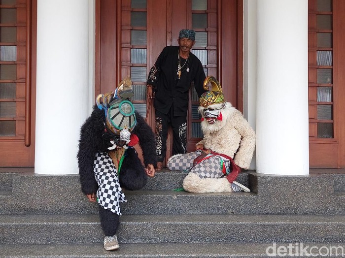 Dua orang berkostum Hanoman geruduk Kantor Wali Kota Bandung.