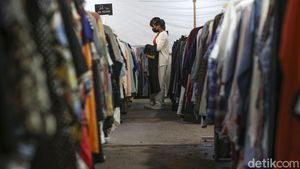 Cerita Penggemar Thrifting Berburu Baju Bekas, Tak Khawatir Gatal-gatal?