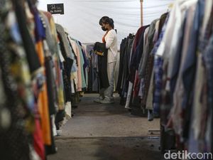 Cerita Penggemar Thrifting Berburu Baju Bekas, Tak Khawatir Gatal-gatal?