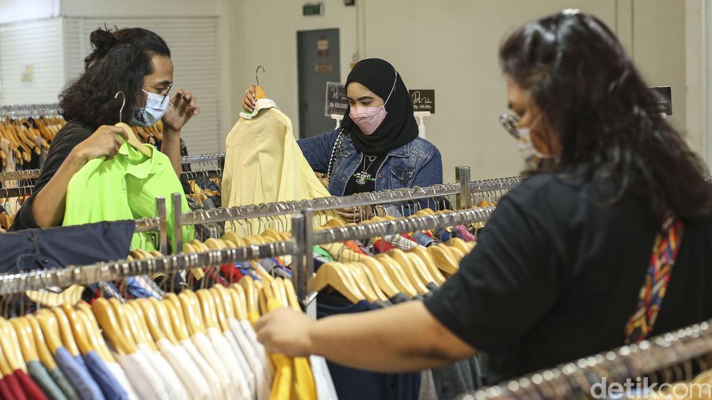 Harga pakaian yang relatif murah di pasaran membuat jumlah limbah tekstil terus meningkat. Kini tren thrifting pun mulai bermunculan untuk kurangi limbah teksti