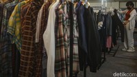 Thrifting atau membeli pakaian bekas yang masih layak dipakai kini telah banyak digandrungi banyak orang terutama baju-baju dengan motif vintage yang paling banyak diburu.