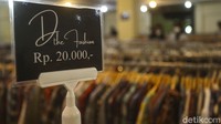 Deretan baju hingga celana digantung dan telah diberi label harga, jika dibandingkan dengan harga baru akan jauh lebih murah di thrifting.