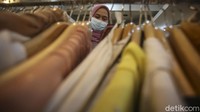 Di Jakarta terdapat sejumlah lokasi yang dapat dijumpai untuk berburu pakaian bekas layak pakai salah satunya di Mal Blok M ini.