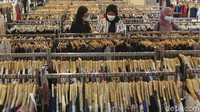 Ribuan koleksi pakaian ini diimpor dari berbagai negara, harganya pun mulai dari puluhan hingga ratusan ribu rupiah.