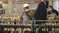 Pakaian hingga celana berbagai ukuran tersedia, biasanya pengunjung akan mencocokkan dengan ukuran badannya.
