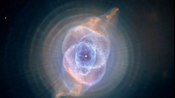 Kecantikan Nebula Mata Kucing atau NGC 6543 tampak detail tertangkap oleh Teleskop Hubble. Foto: NASA