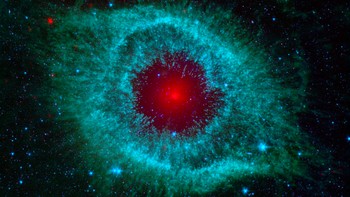 Gambar Helix Nebula ini diambil oleh Teleskop Luar Angkasa Spitzer. Helix Nebula sering diabadikan oleh para astronom amatir karena kecantikan warnanya dan wujudnya mirip mata raksasa. Foto: NASA