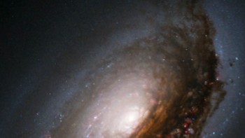 Memiliki nama M64, galaksi ini memiliki beberapa julukan, mulai dari Black Eye hingga Sleeping Beauty, dan berjarak 17 juta tahun cahaya dari Bumi. Foto: NASA