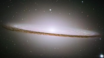 Galaksi ini memiliki nama resmi M104 atau NGC 4594, dan dijuluki sebagai Galaksi Sombrero, karena bentuknya yang mirip topi sombrero khas Meksiko. Foto: NASA