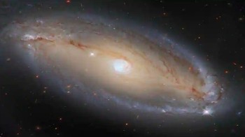 Galaksi ini bernama Seyfert, atau di kalangan ilmiah diidentifikasi sebagai NGC 5728. Galaksi tersebut memiliki lubang hitam supermasif di pusatnya. Inti galaksi memancarkan sejumlah besar radiasi elektromagnetik. Foto: NASA