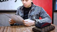 Tidak hanya menjadi presenter, Roy Kiyoshi kini juga melebarkan sayapnya ke dunia seni peran. Mengisi peran dalam serial televisi kolosal, dirinya memerankan tokoh pangeran yang jahat. Foto: Instagram/roykiyoshi