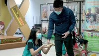 Tak hanya pada orang-orang di sekitarnya, ia bahkan kerap mengunjungi berbagai yayasan untuk membantu lebih banyak orang. Salah satunya adalah kunjungan ke Yayasan Kasih Anak Kanker Indonesia untuk memberikan sedikit kebahagian kepada anak-anak penderita kanker. Foto: Instagram/roykiyoshi