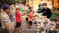 Walaupun memiliki karir yang sukses, Roy Kiyoshi tidak pernah melupakan orang-orang di sekitarnya. Membagikan bantuan berupa sembako kerap dilakukan Roy oleh orang sekitar yang dipercayanya dapat membawa karma baik untuk dirinya. Foto: Instagram/roykiyoshi