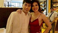 Saat bersama teman-temannya Roy juga terlihat kerap tampil modis dan kece. Salah satunya pada saat mengunjungi sebuah bar bersama Agatha Suci yang juga terlihat anggun mengenakan dress berwarna merah. Foto: Instagram/roykiyoshi