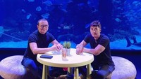 Minum-minuman segar di restoran mewah bersama sahabatnya juga menjadi gaya Roy untuk mengisi waktu luang. Seperti pada saat mengadakan pertemuan dengan Alvin Adam, Roy Kiyoshi terlihat kece saat menikmati minuman segar di restoran yang dipayungi akuarium raksasa. Foto: Instagram/roykiyoshi