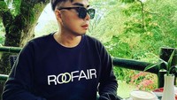 Mengenakan kacamata hitam dirinya terlihat begitu keren saat menikmati waktu coffee break di sore hari. Restoran bertema alam di kawasan Magelang menjadi tempat pilihan Roy untuk beristirahat. Foto: Instagram/roykiyoshi