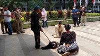 Tepat di depan pintu masuk, dua orang pria berkostum kera ini langsung menggedor-gedor pintu kantor Wali Kota dan Wakil Wali Kota Bandung. Pintu kantor Wali Kota dan Wakil Wali Kota Bandung dikunci dan dijaga ketat oleh petugas keamanan. Saat melakukan aksi tersebut, dua orang pria ini seperti kerusakan dan tidak sadarkan diri.  