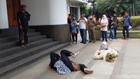 Meski sudah diperintahkan agar segera kembali ke barisan massa aksi, dua orang pria berkostum kera itu tetap bertahan dan mengeluarkan suara seperti kera yang dapat diartikan seperti tidak mau kembali.  